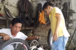 Bác thương binh sửa xe đạp "nổi tiếng" nhất Kỳ Sơn
