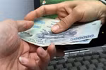 Chuyện khen thưởng và hoa hồng cuối năm học