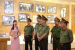 Lãnh đạo Bộ Công an dâng hương tại Khu lưu niệm 6 điều Bác dạy công an nhân dân