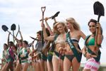 Thí sinh Miss Earth mặc bikini đi trồng cây, bắt cá