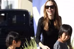 Angelina Jolie đưa con trai đi mua đồ chơi