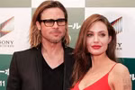 Brad Pitt không thể rời mắt khỏi Angelina