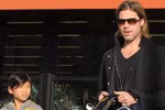 Pax Thiên cưỡi môtô cùng Brad Pitt