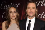 Brad Pitt chống gậy đi dự tiệc 