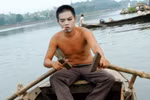 Thái Hòa mặt trắng rã, cởi trần bơi thuyền trên sông