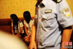 Trung Quốc: Cảnh sát ra quân "Sấm sét 01" truy quét bia ôm, karaoke ôm