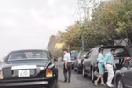 Đại gia Lê Ân lái Rolls-Royce 25 tỷ, kè kè vệ sĩ đưa vợ trẻ đi ăn sáng