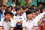 Trường bắt học sinh lớp 12 đi học ngày... 1/5