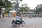 Học sinh tiểu học bị bắt, đánh, lột vàng trên đường đến trường