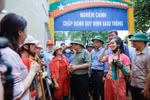 Thủ tướng ân cần hỏi thăm các cô giáo đang dọn dẹp bùn đất sau mưa lũ*