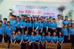 Thầy Tưởng và học sinh lớp chủ nhiệm (Ảnh nhà trường cung cấp)