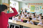 Hiện có nhiều giáo viên đã có bằng đại học nhưng vẫn đang ăn lương trung cấp (Ảnh minh họa: Báo Thanh niên)