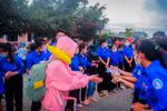 Tàu chở học sinh huyện đảo Phú Quý vào đất liền dự thi bị mắc cạn ngoài khơi nên phải dùng thuyền nhỏ chở học sinh vào bờ (Ảnh CTV)