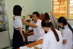 Tác giả bài viết “Nhân viên nhà trường...” có đáng bị lên án?