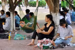 Ảnh: “Vội vã” giấc ngủ trưa của các sĩ tử của đợt thi ĐH đầu tiên