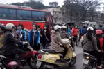 Clip: Người Hà Nội “nín thở” kéo nhau sang đường