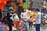 Hà Nội: Người dân hối hả với công việc đưa Ông Táo lên trời