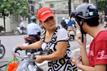 Nhiều người bị lừa vì tin một người phụ nữ xin tiền để sửa xe, đón con