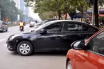 Phường Trung Hòa: Tràn lan các bãi trông giữ xe chiếm dụng lòng đường