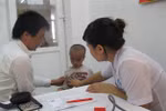Cậu bé người Mông có dị tật ở mắt đã được thăm khám ở Hà Nội