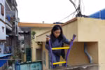 Ở đảo Cát Bà, hàng ngày cô giáo về hưu phải trèo thang mới ra được đường