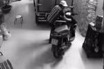 Thản nhiên phá cửa trộm xe trước mặt nhiều người