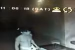 Clip: Trộm cởi trần cầm dao đột nhập vào nhà đêm giao thừa