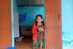 Thương cảm cô bé lọ lem tàn tật nuôi mẹ là cô giáo bị thần kinh
