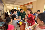 Tặng sách giáo khoa cho học sinh nên tặng càng sớm càng tốt