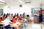 Thay sách thì phải tập huấn nhưng làm sao để thầy cô "vừa lòng" và không "than"