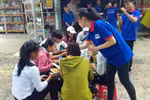 Thầy giáo cùng học sinh đội nắng phát cơm cho thí sinh đi thi quốc gia