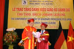 Trao danh hiệu “Giáo sư danh dự” cho một người Đức vì sự cống hiến đặc biệt