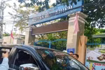 Điều tra đối tượng lẻn vào trường tiểu học để dụ học sinh lấy dây chuyền