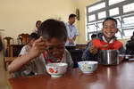 Tấm lòng của thầy cô quyên góp tiền nấu cơm trưa cho học sinh nghèo