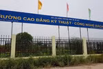 Căng biển trường Công nghệ Bách Khoa, nhưng toàn cỏ dại và bãi xe