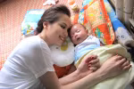 Trẻ mồ côi và hoa hậu