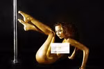 Siêu mẫu phong cách Lại Thanh Hương gây sốc với loạt ảnh nude bên cột