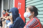 Hà Nội: Phụ huynh dậy từ 5 giờ sáng, đội nắng đưa con đi thi