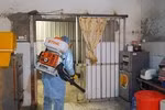 Nhiều nơi giáo viên đội mưa, chung sức phòng chống dịch virus corona