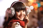 Lê Hoàng Bảo Trân làm bừng sáng đường phố Noel