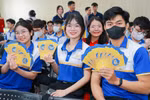 Trường ĐH tổ chức ‘Chuyến xe về Tết’, hỗ trợ vé xe, tặng quà Tết cho sinh viên