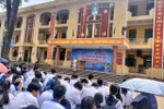 Đưa con đi học bằng xe máy, con đội mũ bảo hiểm, bố "đầu trần" làm gương kiểu gì