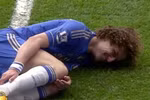 Bẫy Rafael ăn thẻ đỏ, David Luiz cười khoái trá