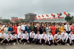 Học sinh trường Đông Đô báo công dâng Bác