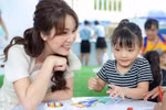 Ngắm Á hậu Thụy Vân rực rỡ vui hè cùng trẻ em