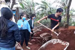 Thầy trò cùng làm chợ miễn phí dành cho đồng bào Gia Rai