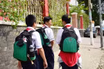 Đồng phục học đường đã trở thành miếng bánh của không ít cán bộ quản lý giáo dục