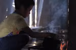 Cậu bé 6 tuổi nghe tiếng gà gáy tự dậy nấu cơm mang đi học