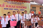 Phó Thủ tướng Lê Thành Long dự khai giảng, trao học bổng cho học sinh ở Hòa Bình