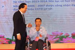 Nghị lực phi thường của thầy giáo ngồi xe lăn